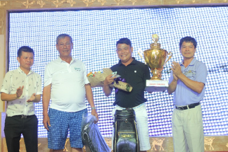 HLV Duy nhận cup vô địch giải golf Nha Trang mở rộng