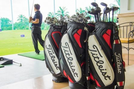Túi đựng gậy golf Titleist 9.5″ Tour Staff được làm từ chất liệu da PU có độ bền cao