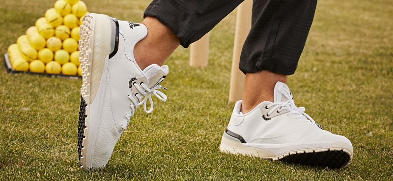 Golfer nên kiểm tra lại giày trước khi đánh bóng trên sân