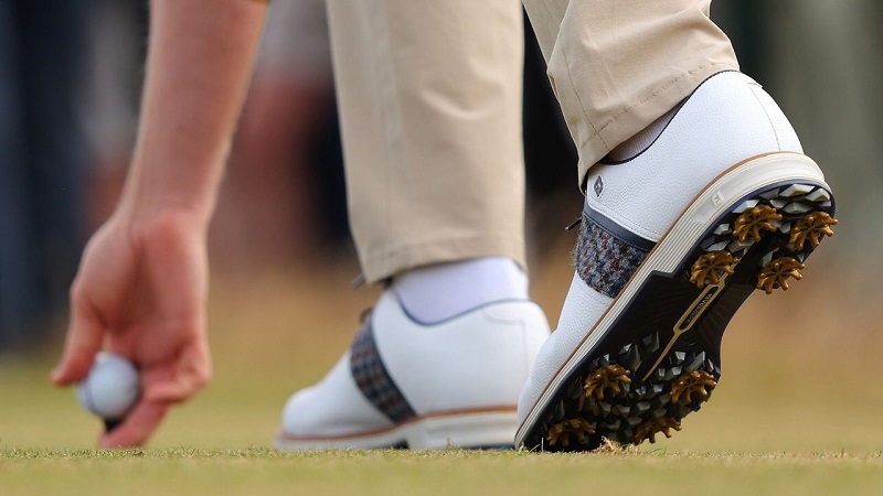 Giày gôn được làm từ nhiều chất liệu, đáp ứng nhu cầu sử dụng của golfer