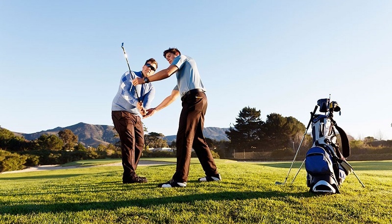 Để chơi golf, golfer cần trang bị đầy đủ dụng cụ, phụ kiện cần thiết