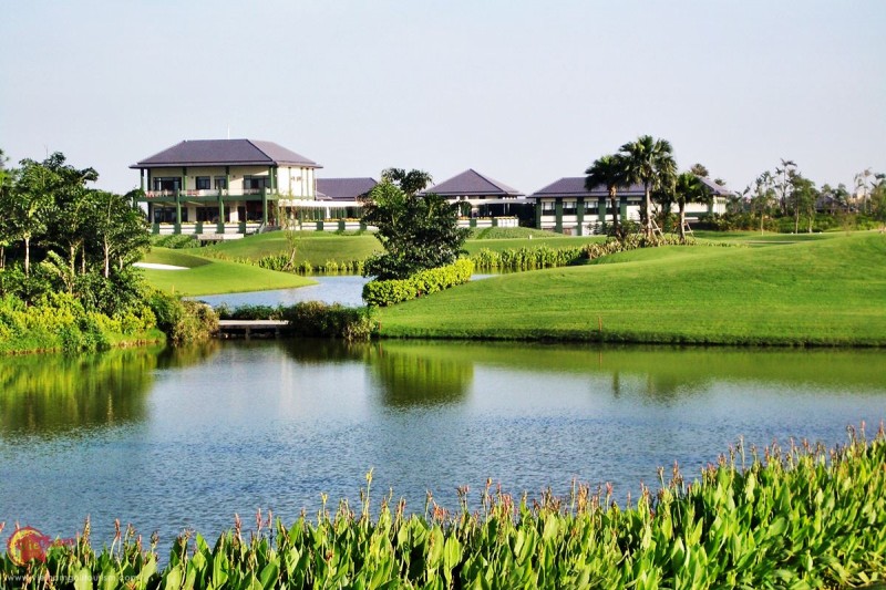 Vân Trì Golf Club có diện tích rộng lớn, bao gồm 18 hố golf