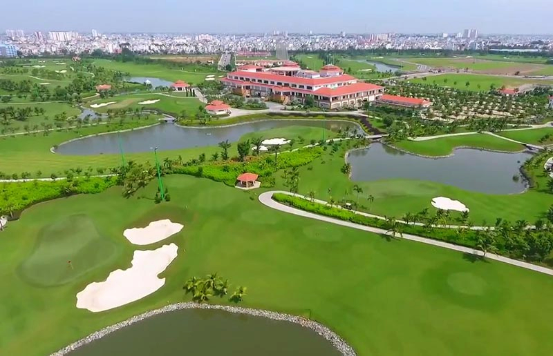 Sân golf Tân Sơn Nhất bao gồm 9 hố tiêu chuẩn với độ khó khác nhau