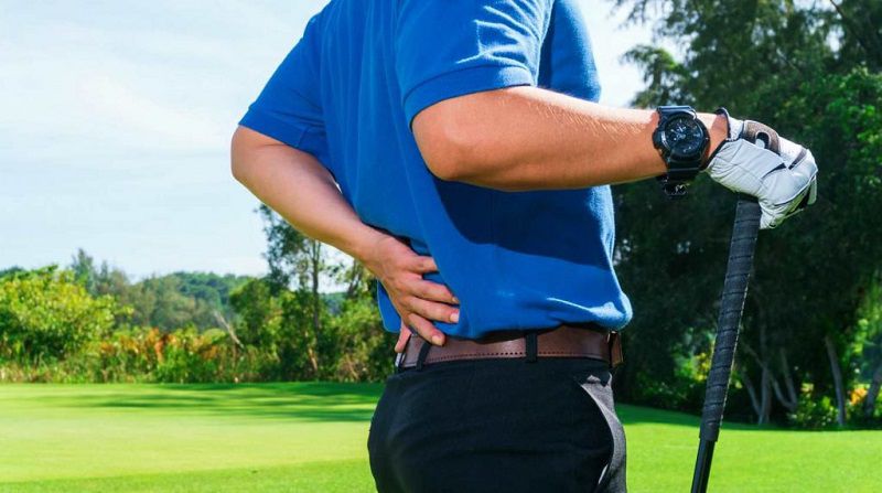 Tập golf bị đau lưng là tình trạng thường gặp