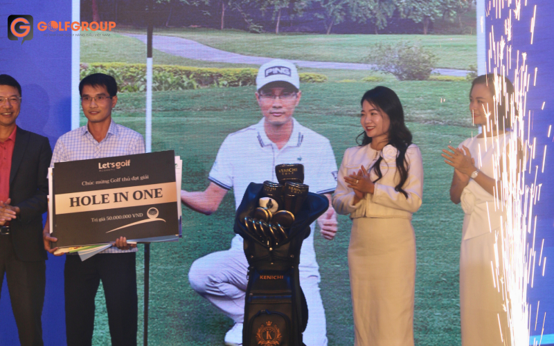 Phó CT HĐQT và PTGĐ Golfgroup tận tay trao quà tài trợ HIO tại đêm Gala giải golf Tam Đảo mở rộng 2023
