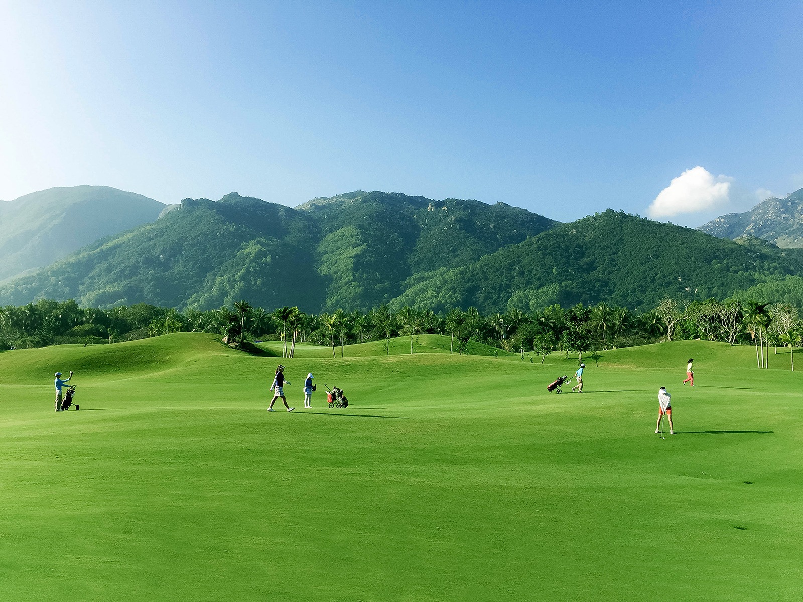 Sân golf Diamond Bay Nha Trang nằm trong quần thể khu du lịch, giải trí Diamond Bay Resort & Golf