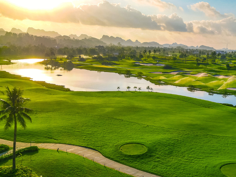 Sân golf Sông Giá nằm ở nơi giao nhau giữa sông Giá và sông Mộc