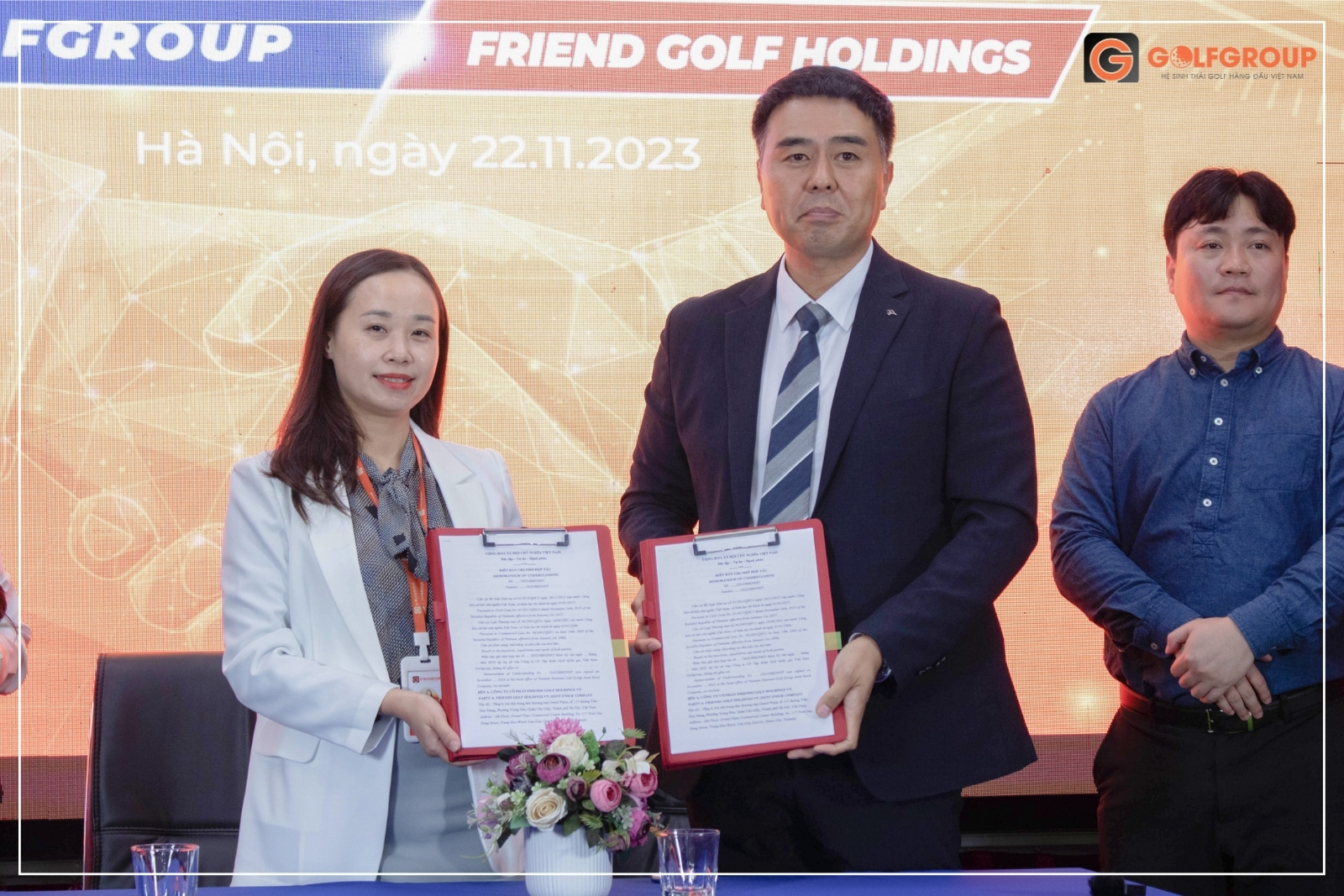 P.TGĐ Đinh Thị Quỳnh Trang, đại diện GolfGroup ký kết hợp tác với đại diện Friends Golf Holdings