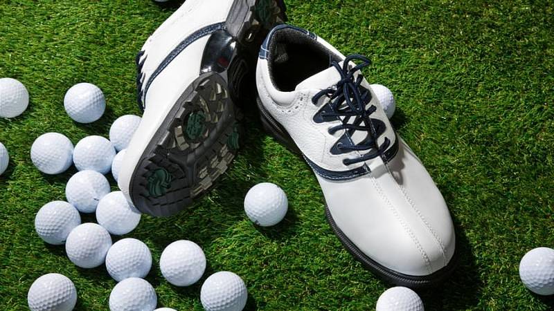 Golfer nên lựa chọn đôi giày golf có trọng lượng phù hợp