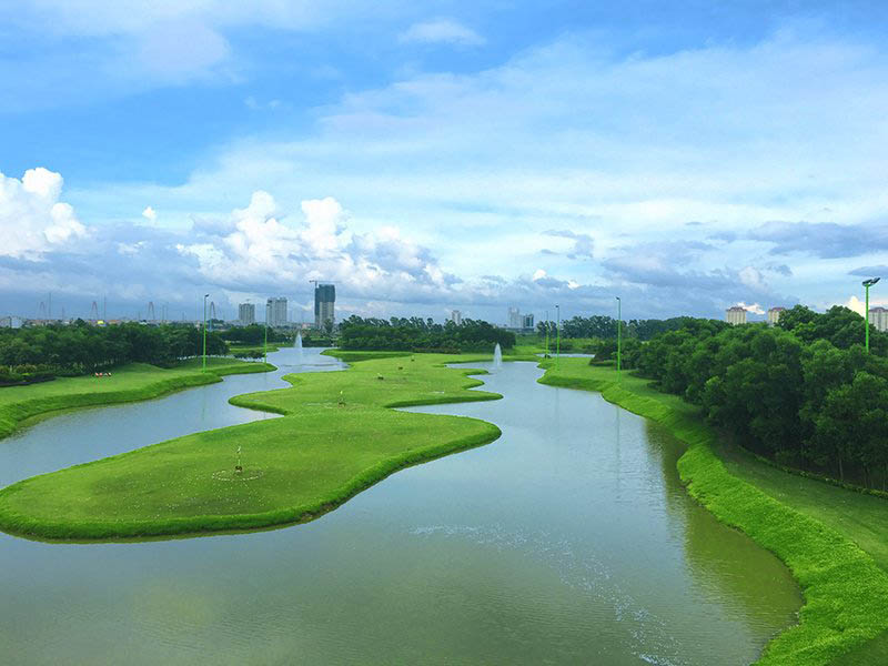 Sân tập golf Ciputra có tầm nhìn hướng ra mặt hồ thoáng rộng