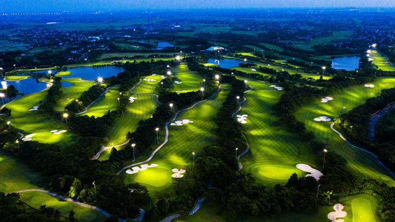 Sân golf sở hữu hệ thống đèn chiếu sáng tiện lợi cho golfer chơi golf vào buổi tối