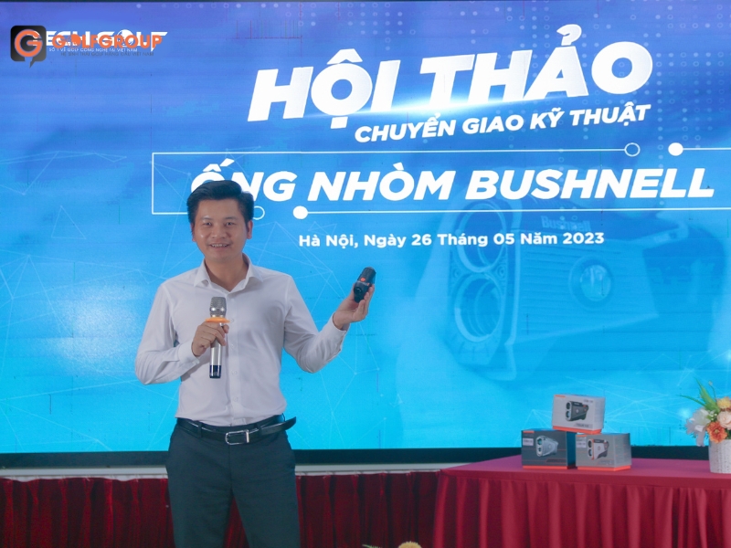 GĐ Nguyễn Dũng giới thiệu cho golfer Việt về ống nhòm Bushnell