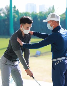 Huấn luyện viên, chương trình đào tạo cũng là yếu tố quan trọng giúp golfer học đánh golf tốt hơn
