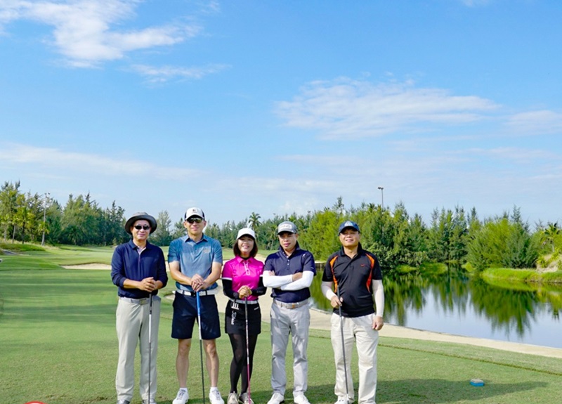 Golfer quận Bình Tân nên đăng ký khóa học golf phù hợp với điều kiện tài chính