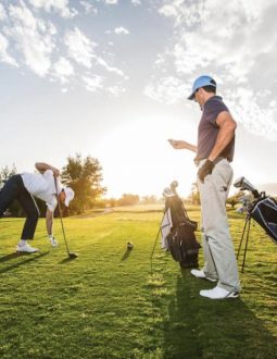 Golfer nên lựa chọn học đánh golf tại các học viện uy tín, chất lượng