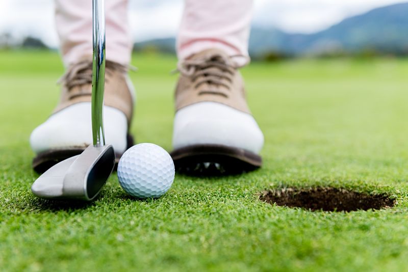 Mục tiêu của golfer là hoàn thành lỗ golf với ố gậy ít nhất có thể