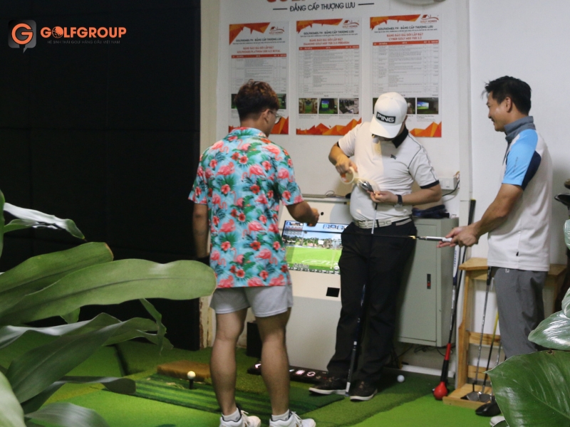 GĐ Nguyễn Tuấn trực tiếp điều chỉnh gậy cho golfer