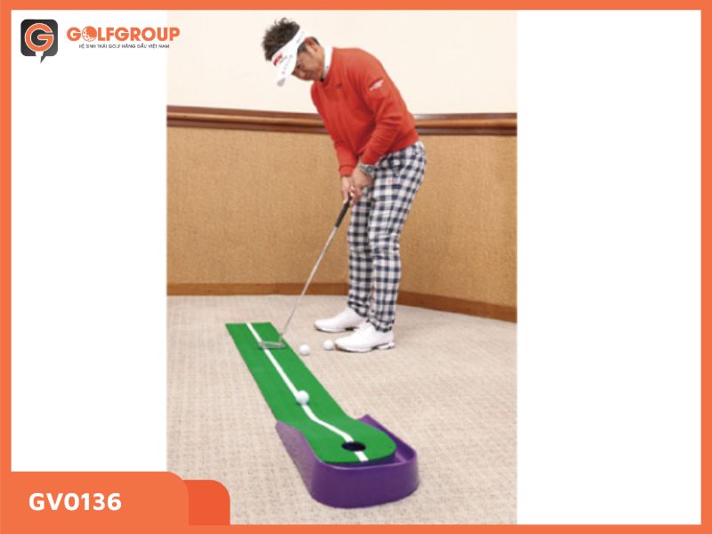 Golfer luyện tập tại nhà với thảm tập GV0136