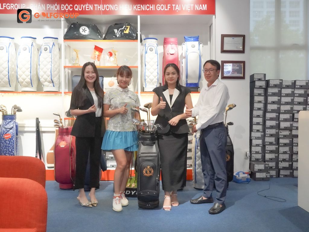 Đại diện Vietnam Golf Signature, Vietnam Golf Retail cùng BTC Golf Pro vinh danh giải thưởng HIO cùng chị Đoàn Xuân Phương