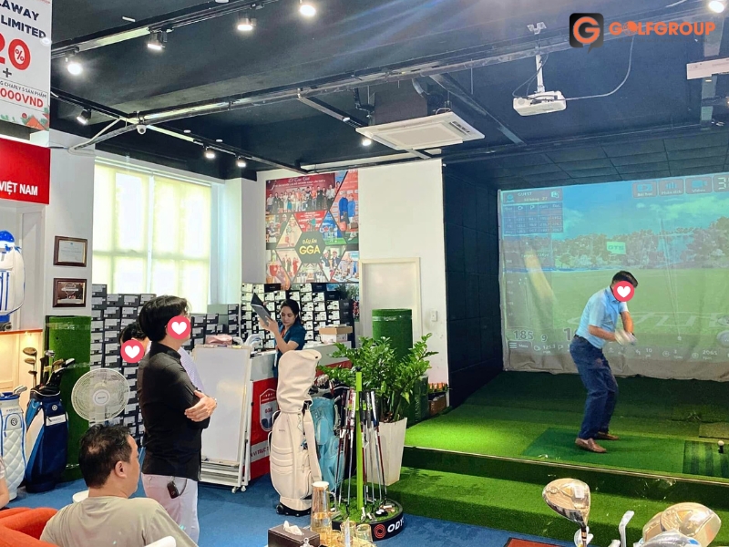 Golfer có thể đến trực tiếp showroom để đánh thử gậy golf cũ số 7