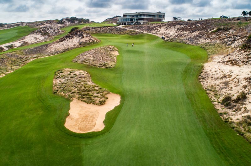 Địa hình sân golf phức tạp là yếu tố khiến chơi golf khó hơn