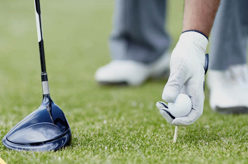 Tee off là cú đánh đầu tiên được thực hiện tại mỗi hố golf