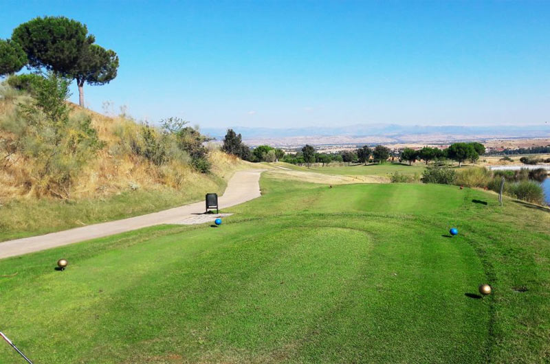 Thuật ngữ liên quan đến tee off chắc chắn phải kể đến tee box - khu vực phát bóng