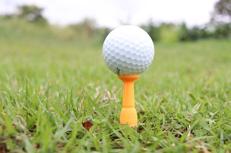 Theo quy định về tee off, bóng golf phải được đặt trên tee