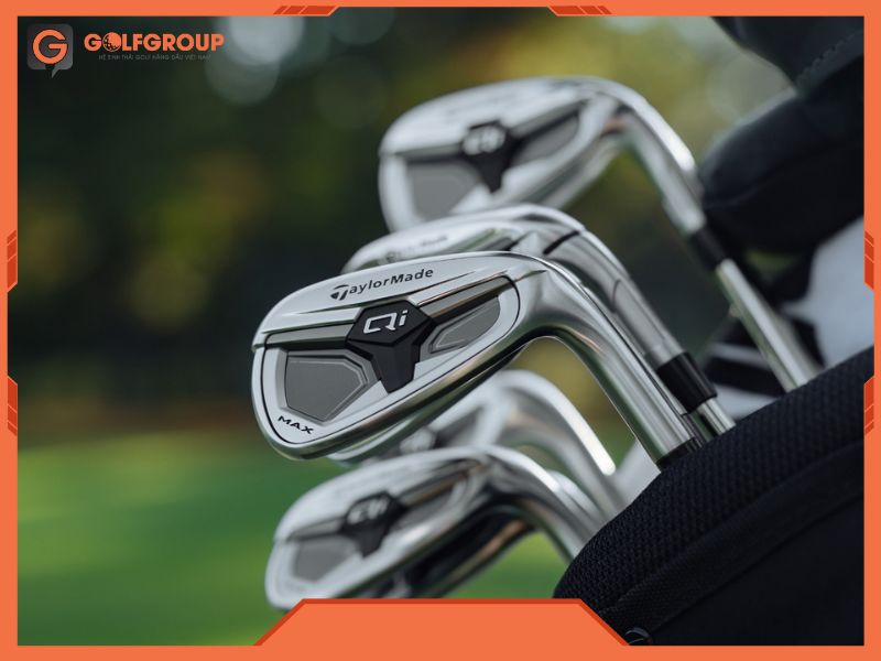 Chọn Qi Max nếu ưu tiên dễ đánh; cân nhắc P·790 khi cần distance và feel.