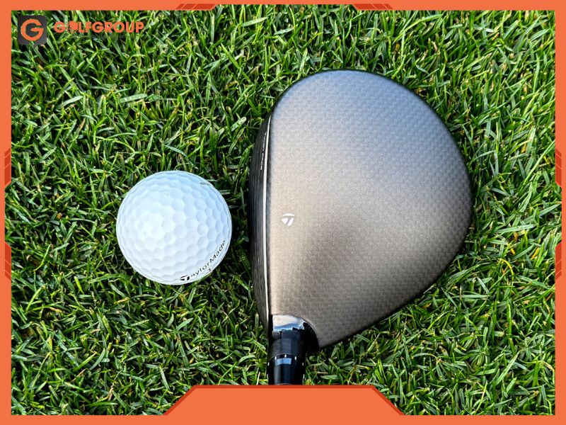 Qi4D Max Lite nhẹ hơn, giúp tăng tốc đầu gậy và swing thoải mái.