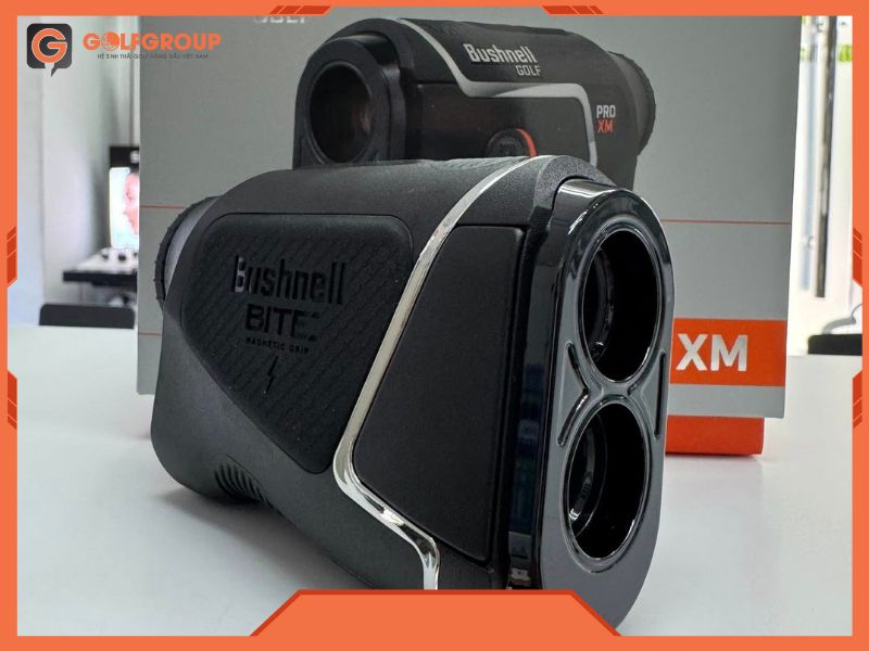 Bushnell Pro XM hỗ trợ PinSeeker và rung Jolt giúp khóa cờ chắc tay, hạn chế đo nhầm mục tiêu