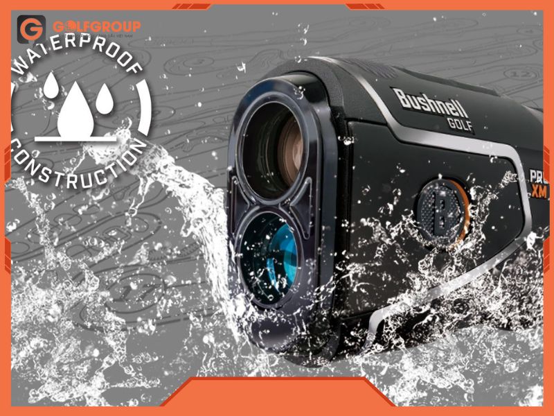 Chuẩn chống nước IPX7 giúp máy đo khoảng cách Bushnell Pro XM hoạt động ổn định khi gặp mưa nhẹ và sương ẩm
