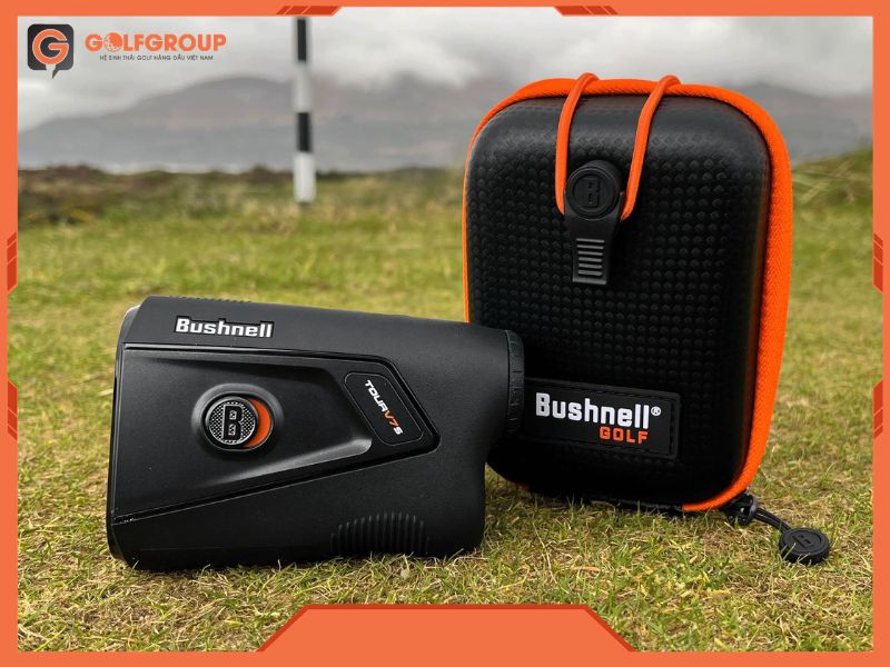 Tour V7 Shift có bao đựng cao cấp và pin CR2 đi kèm để golfer dùng ngay khi ra sân