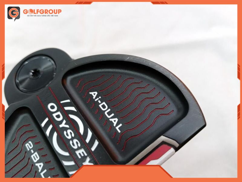 Odyssey AI Dual 2 Ball BD mang lại cảm giác setup trực quan giúp golfer tự tin hơn trước mỗi cú putt.