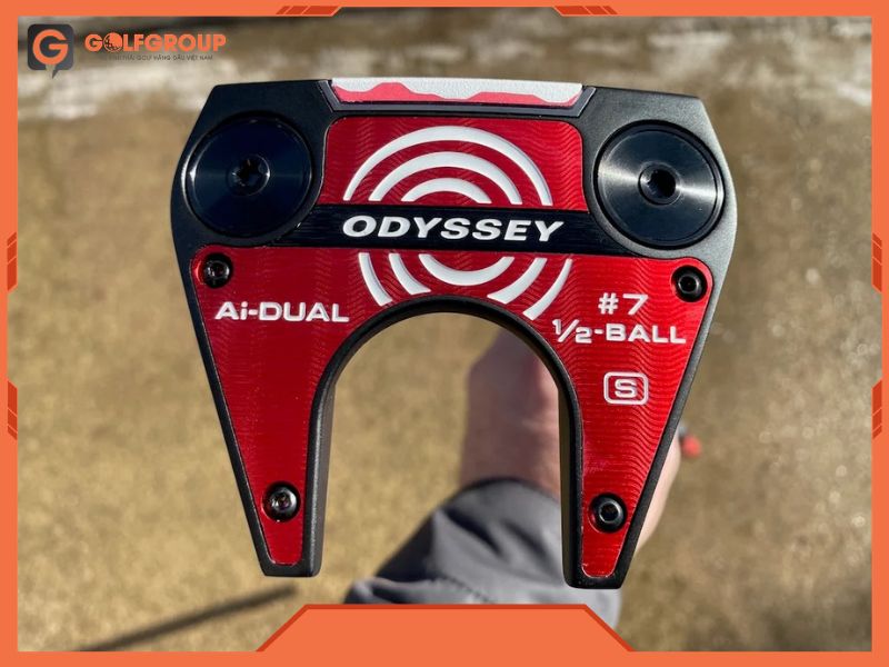 Đầu gậy #7 phân bổ trọng lượng ra hai cánh phía sau giúp hạn chế xoay mặt gậy khi impact lệch tâm.