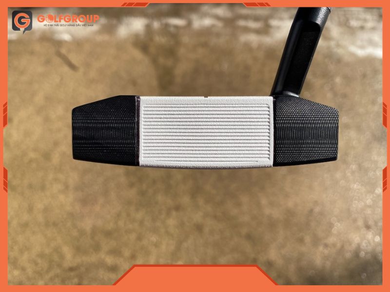 Odyssey AI Dual #7 1/2 Ball S hỗ trợ kiểm soát hướng và khoảng cách hiệu quả trong các cú putt trung bình.