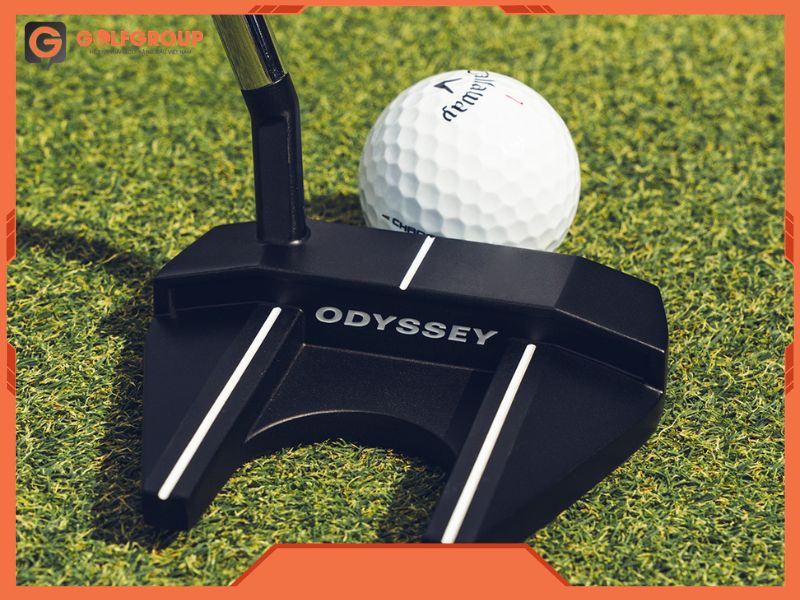 Thiết kế đầu gậy #7 truyền thống với đường căn chỉnh rõ ràng giúp golfer giữ hướng bóng ổn định