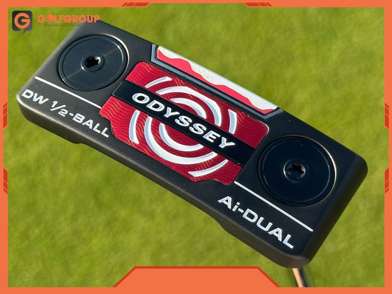 AI Dual DW ½ Ball DB phù hợp golfer có quỹ đạo putt thẳng, hỗ trợ giữ hướng bóng ổn định trong điều kiện green nhanh.