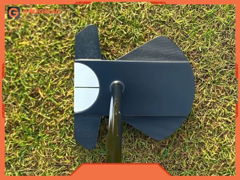 Hệ thống 1/2 Ball OS hỗ trợ golfer xác định đường Line nhắm chuẩn xác hơn bao giờ hết.