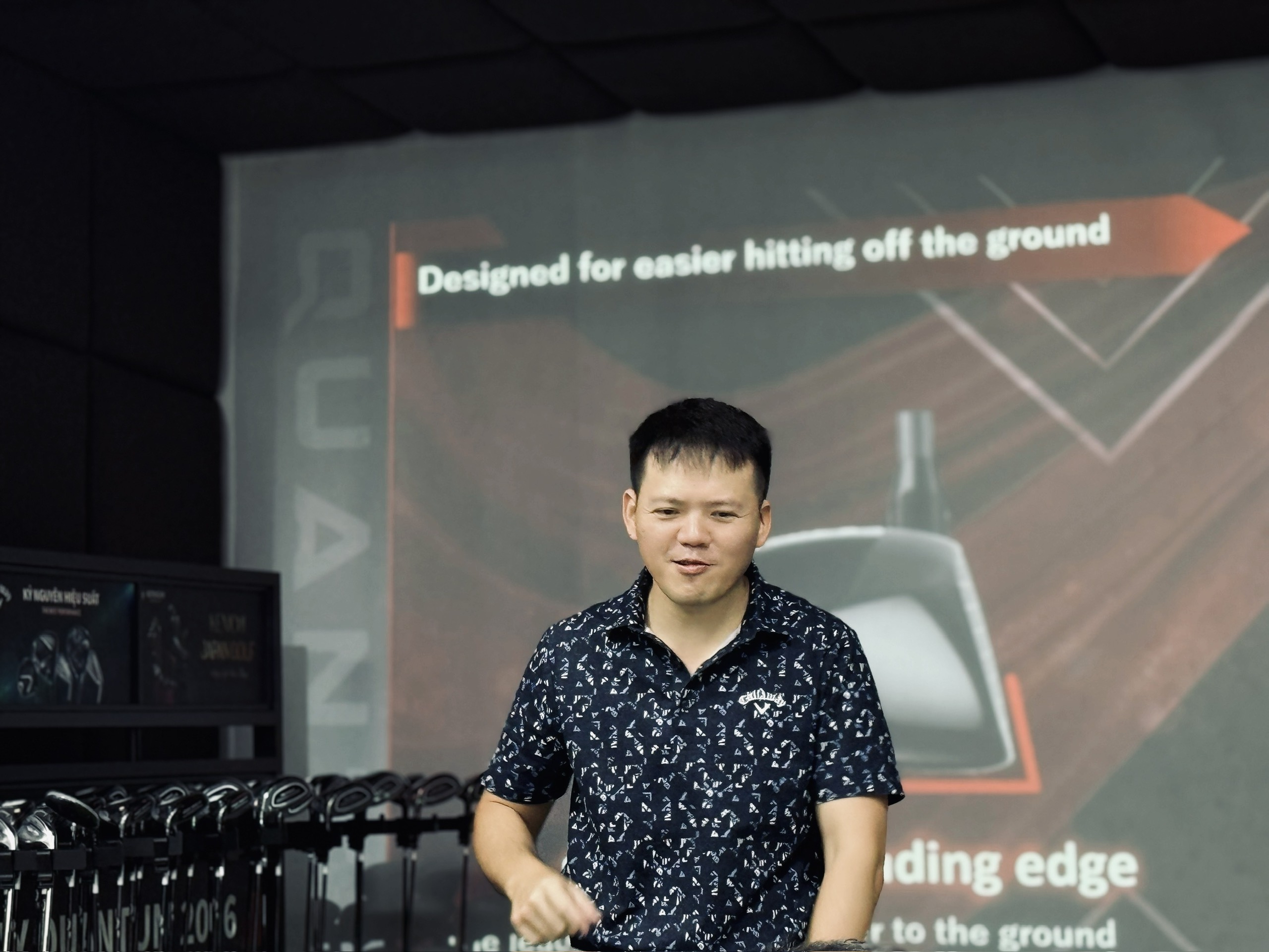 Đại diện hãng Mr. Daren Wu giới thiệu về các sản phẩm mới