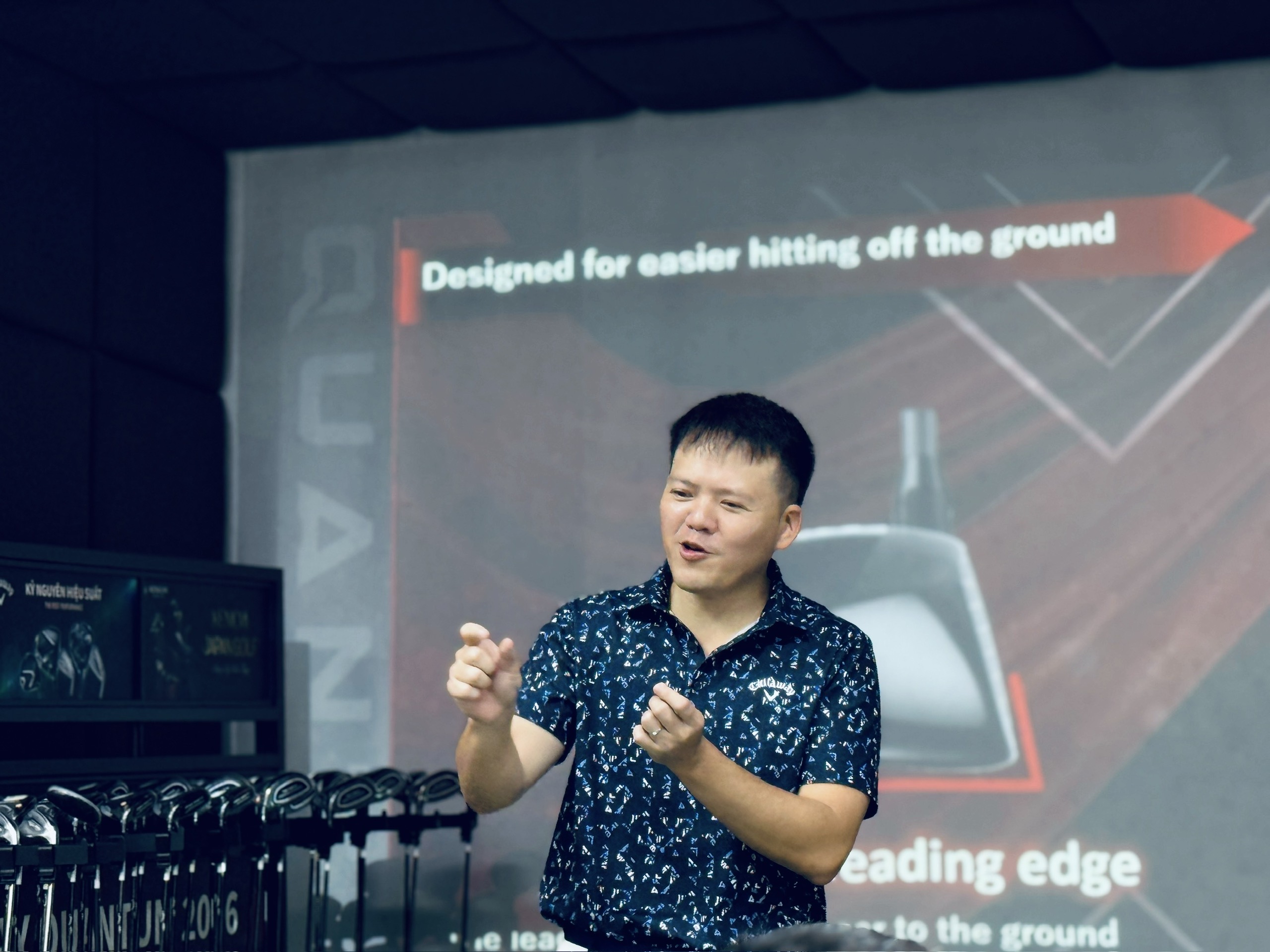 Đại diện hãng Mr. Daren Wu giới thiệu về các công nghệ và các tính năng nổi trội