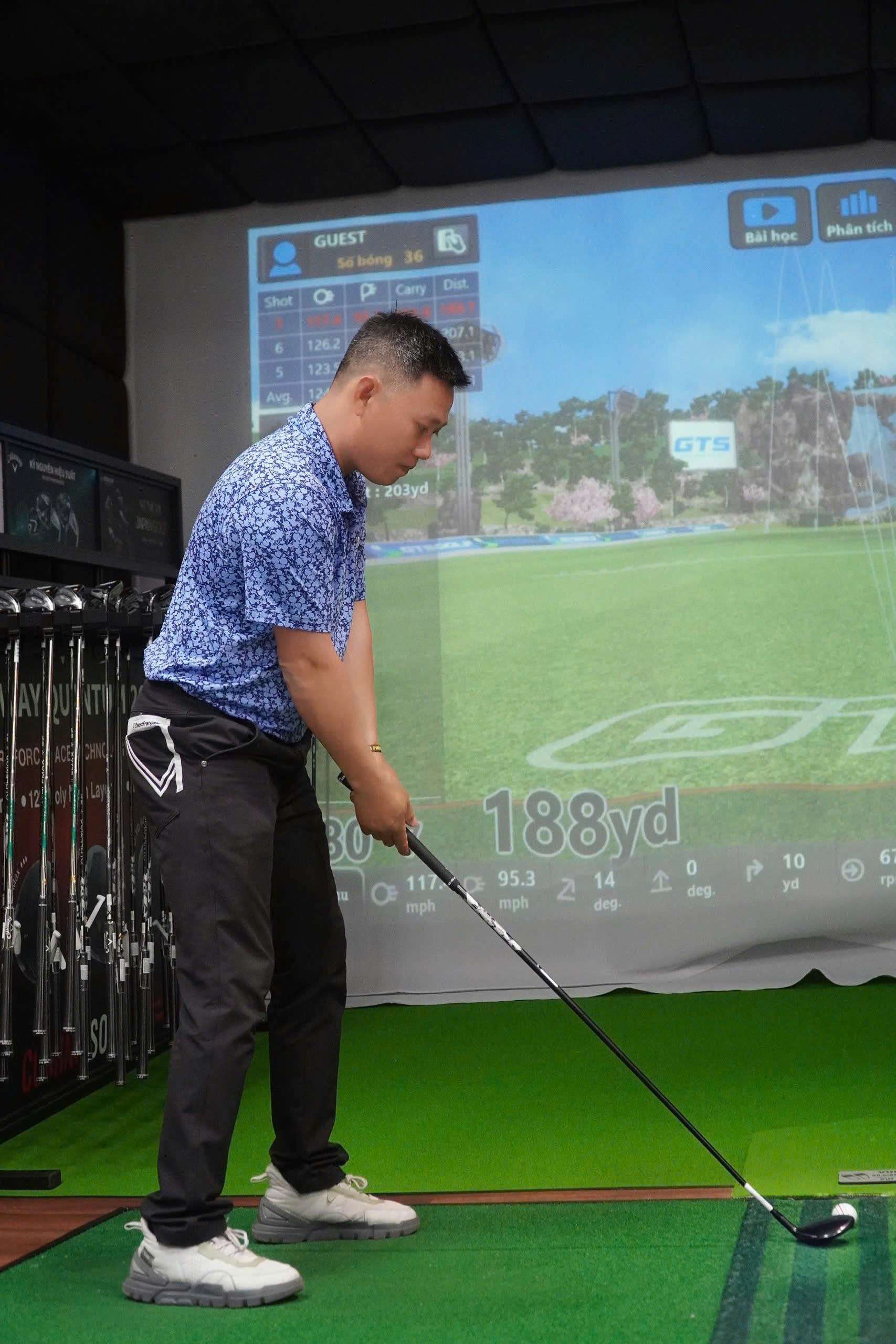 HLV Nguyễn Văn Giáp trải nghiệm sản phẩm mới