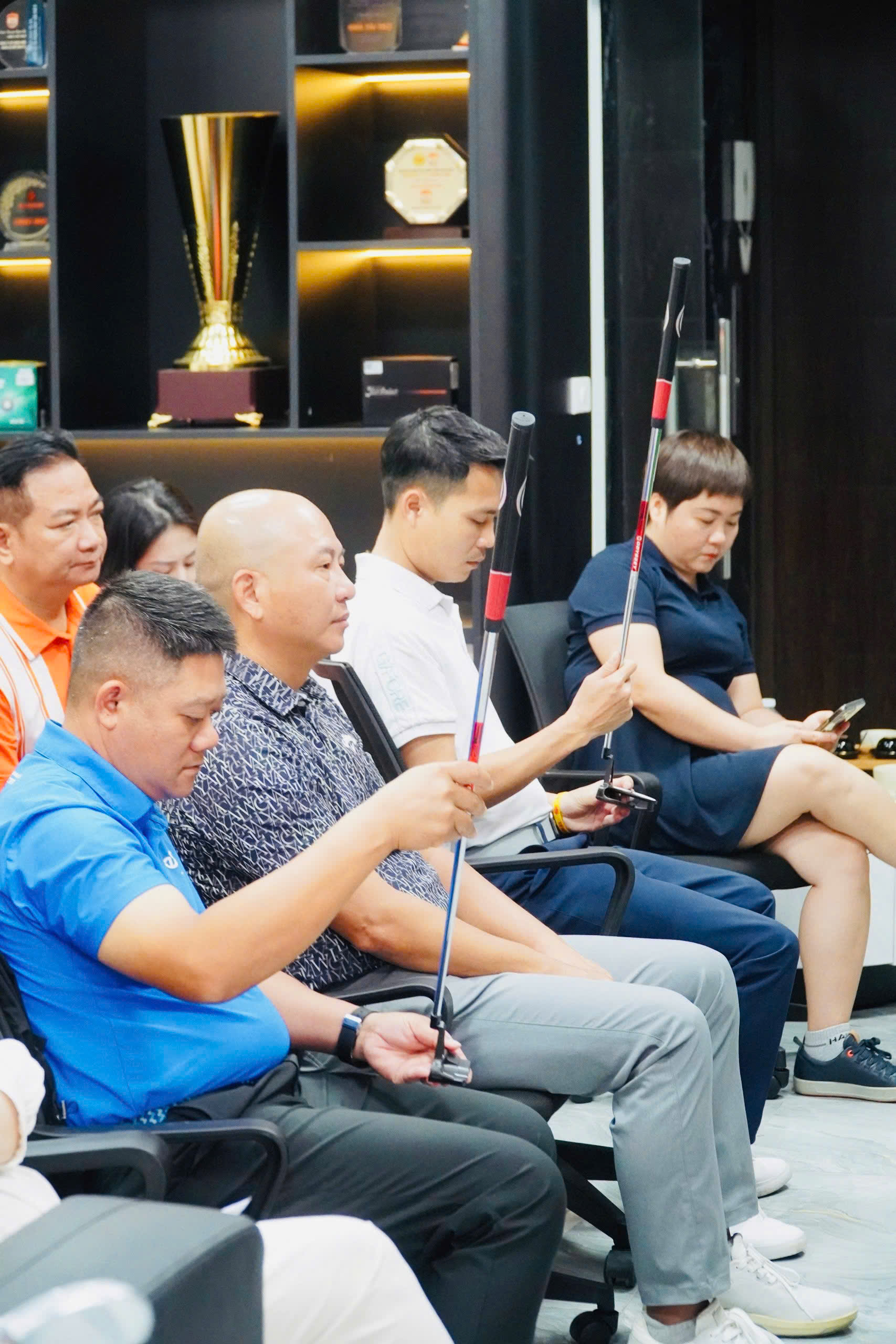 Các HLV nghiên cứu thiết kế, tính năng của các dòng sản phẩm mới